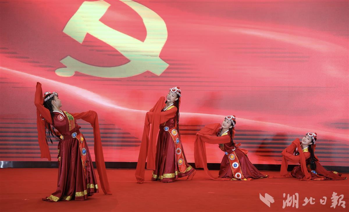 救援菠萝舞者